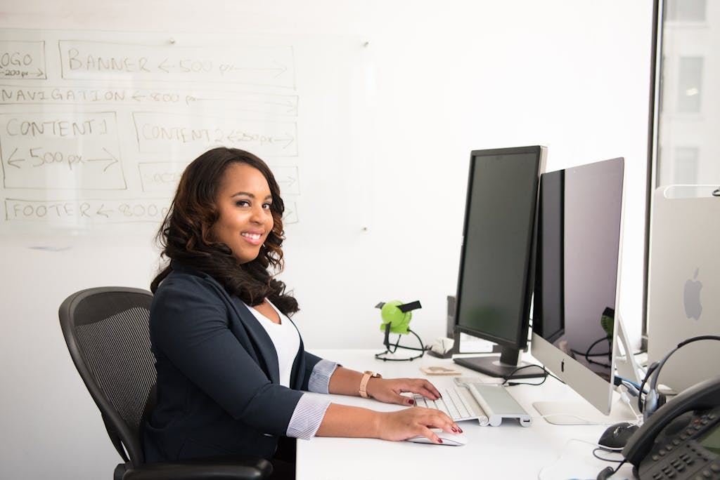 employé administratif à son bureau